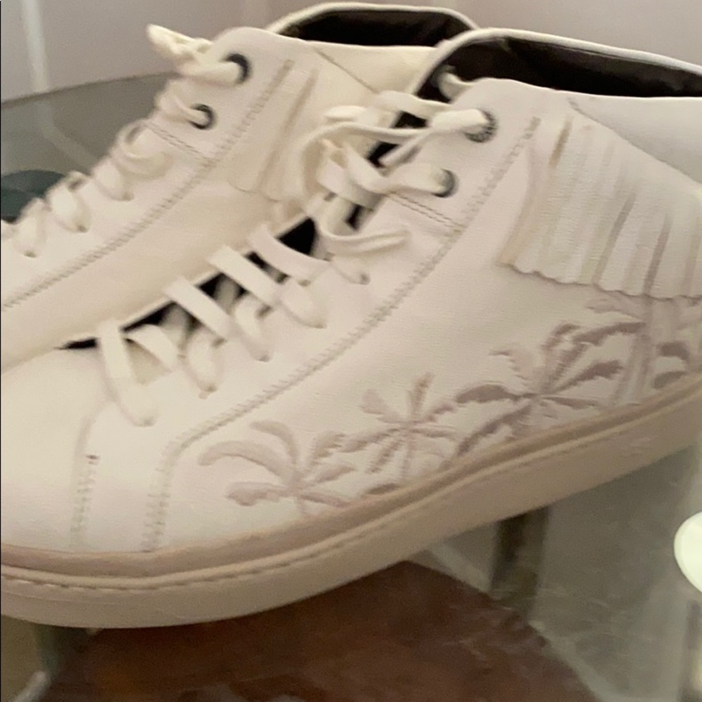 Clean shoe for man or woman